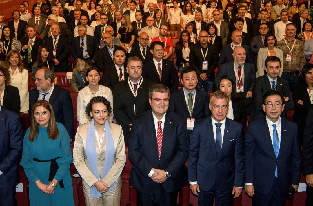 La ministra de Trabajo, Magdalena Valerio (2i), saluda al Lehendakari Iñigo Urkullu (2d), en presencia de la Consejera de Justicia Mª Jesús San José (1i), del Alcalde de Bilbao Juan Mari Aburto (c), y del Presidente de GSEF y Alcalde de Seúl Won-Soon Park