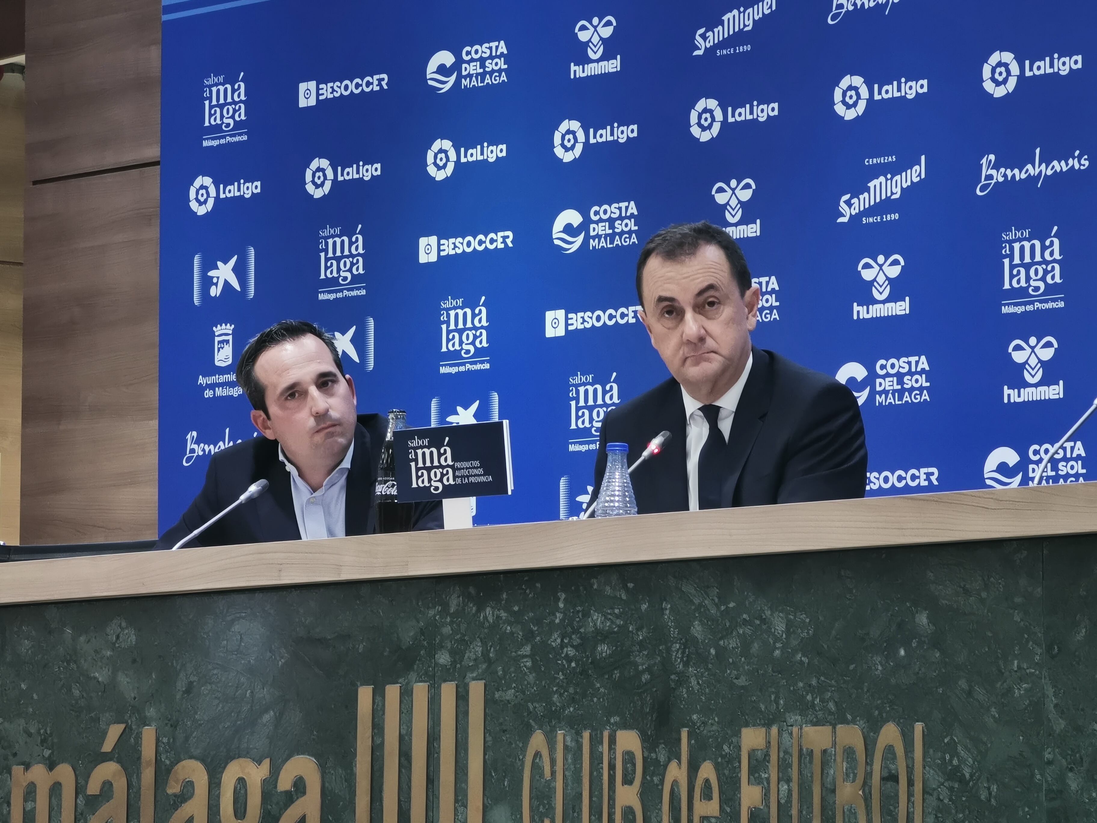 José María Muñoz y Kike Pérez, en la sala de prensa de La Rosaleda