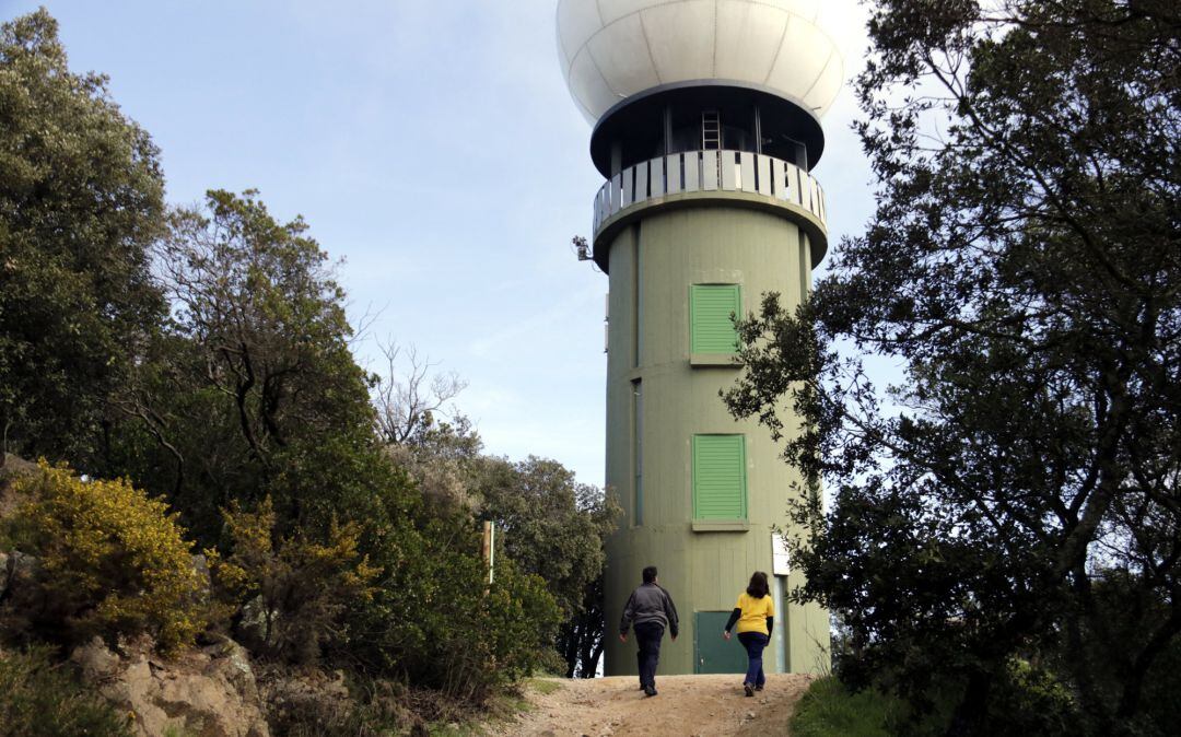 Dos guaites forestals arribant a la torre de vigilància del Puig d'Arques. 