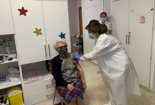 Imagen de las primeras vacunadas en la residencia de mayores de Manzanares (Ciudad Real)