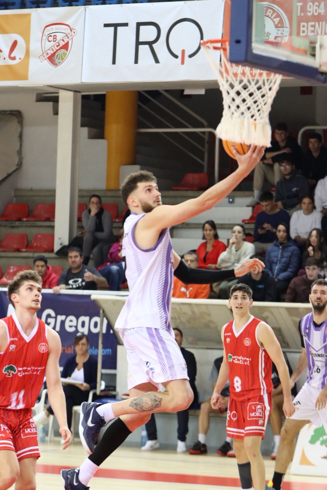 Kyle Greeley anotando una canasta ante el CB Benicarló./UPB Gandia