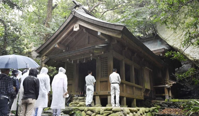 Hombres visitan un templo de la isla de Okinoshima, declarada Patrimonio Mundial por la Unesco.