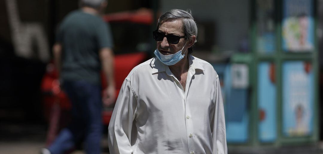 Un hombre por la calle protegido con mascarillas tras el anuncio realizado por el Gobierno