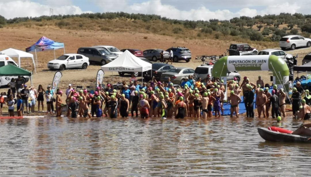 Participantes en la prueba que se realizó en el pantano de Marmolejo.