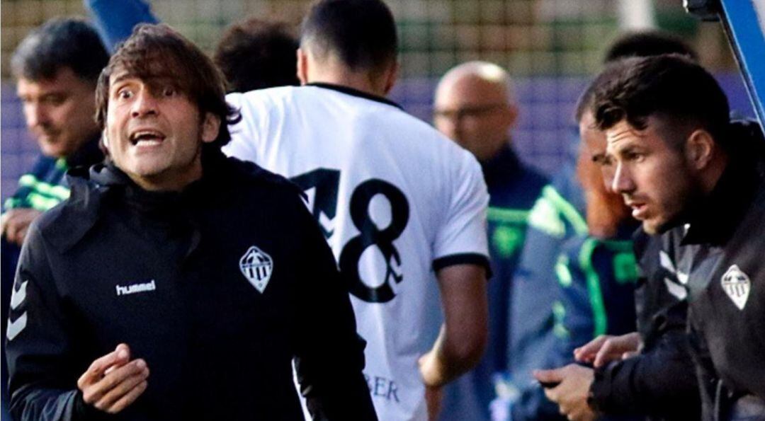 Carlos Luque, en el banquillo del Castellón