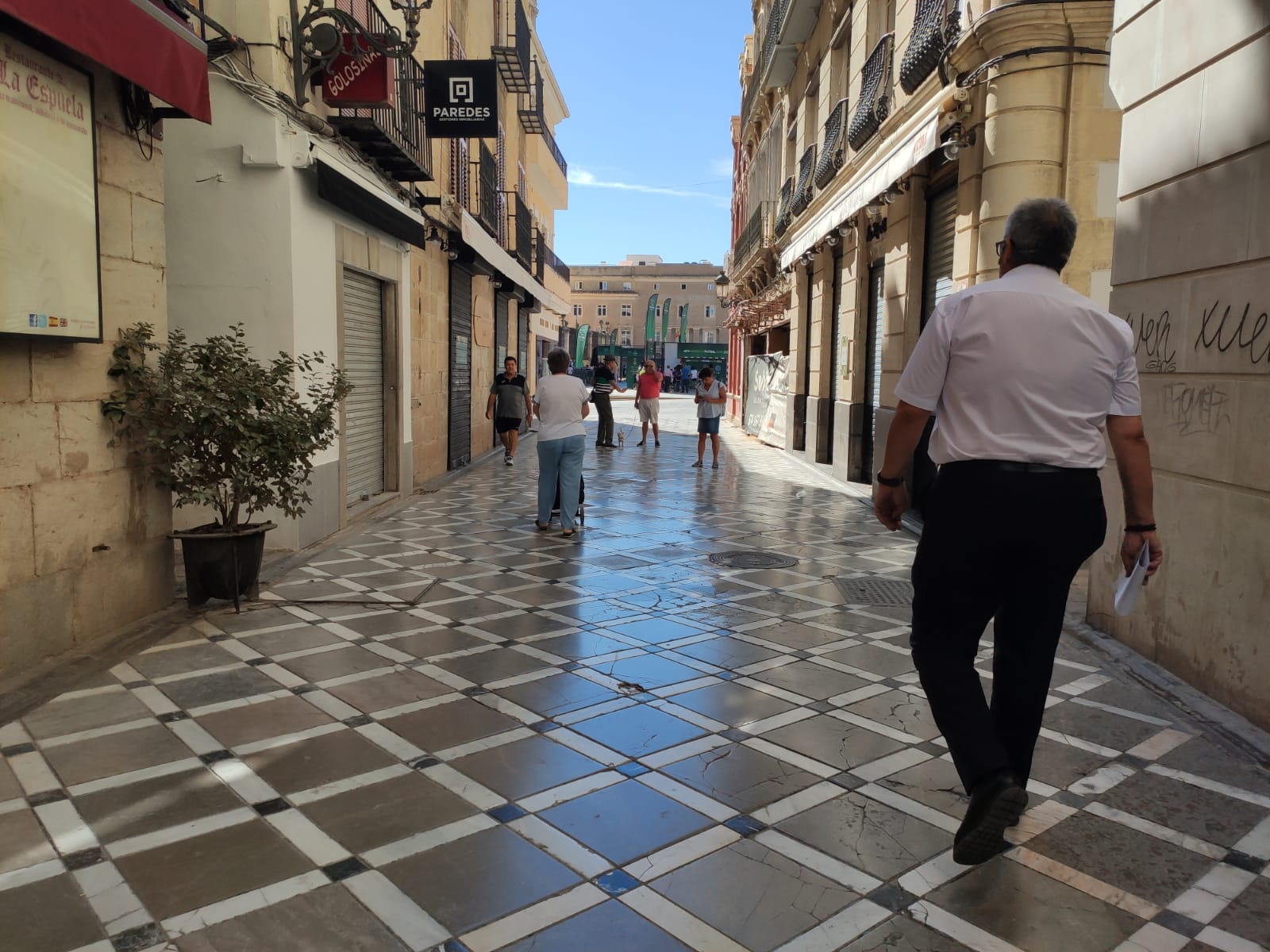 Personas pasean por una de las calles más céntricas de Jaén capital