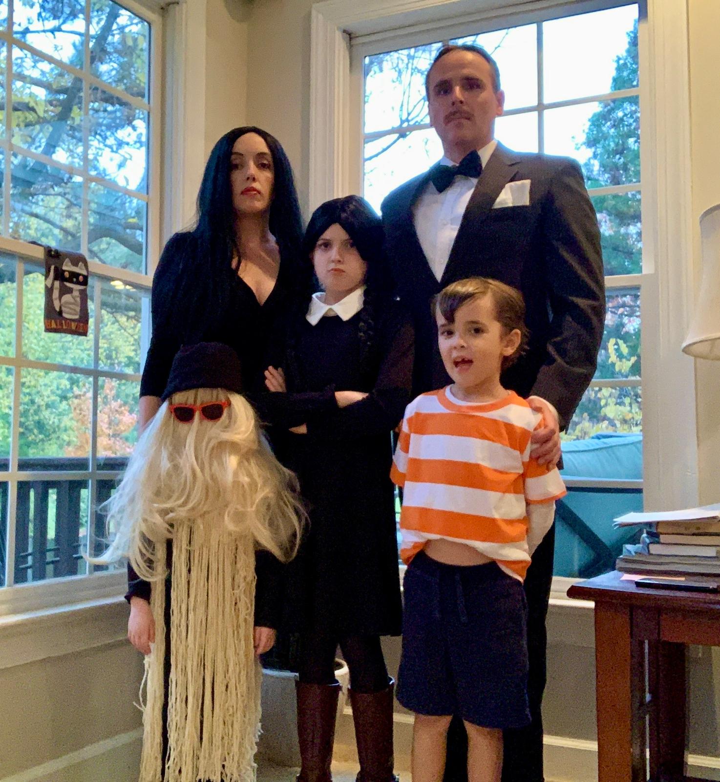Toda la familia disfrazados de la Familia Adams duranta Halloween