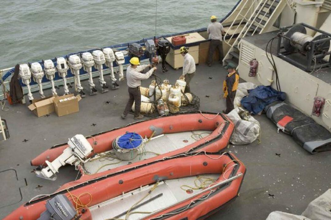 Trabajadores de un barco en plena faena