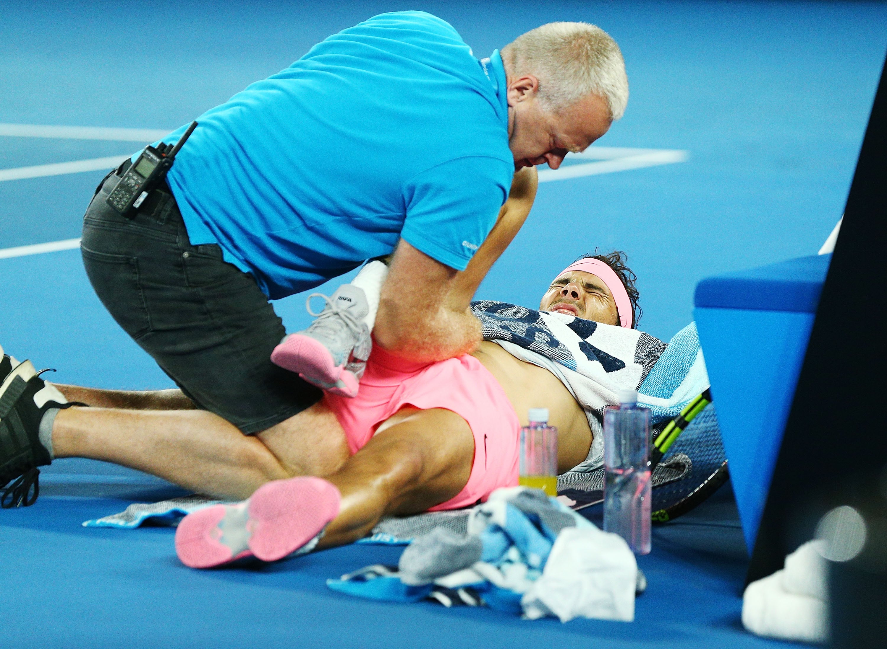 Rafael Nadal es atendido por los médicos en el Open de Australia de 2018