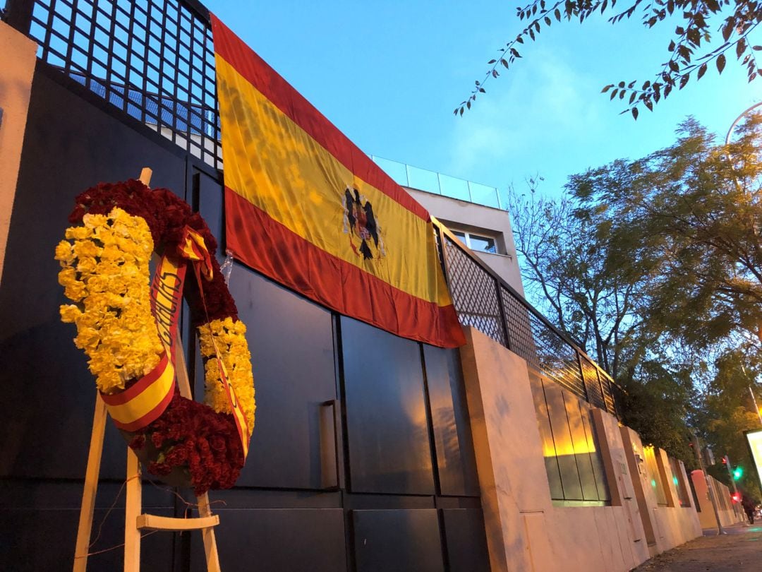 La bandera con el escudo preconstitucional en el domicilio de la familia Franco.