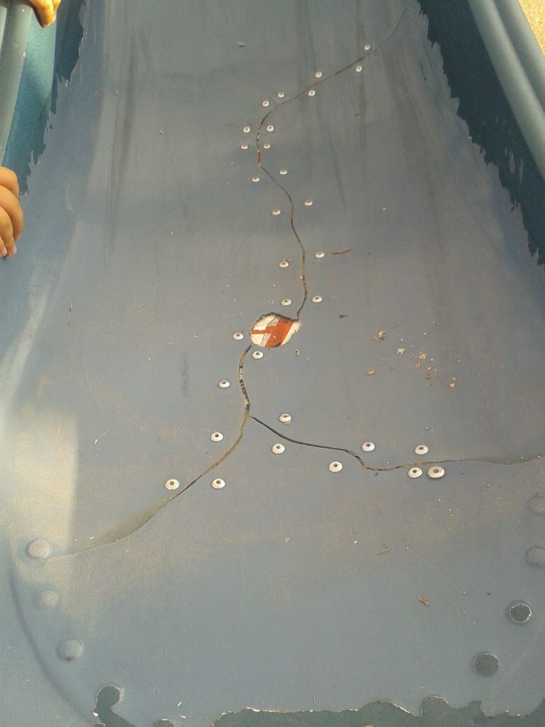 Ganemos incluye varias fotos con elementos deteriorados en su denuncia