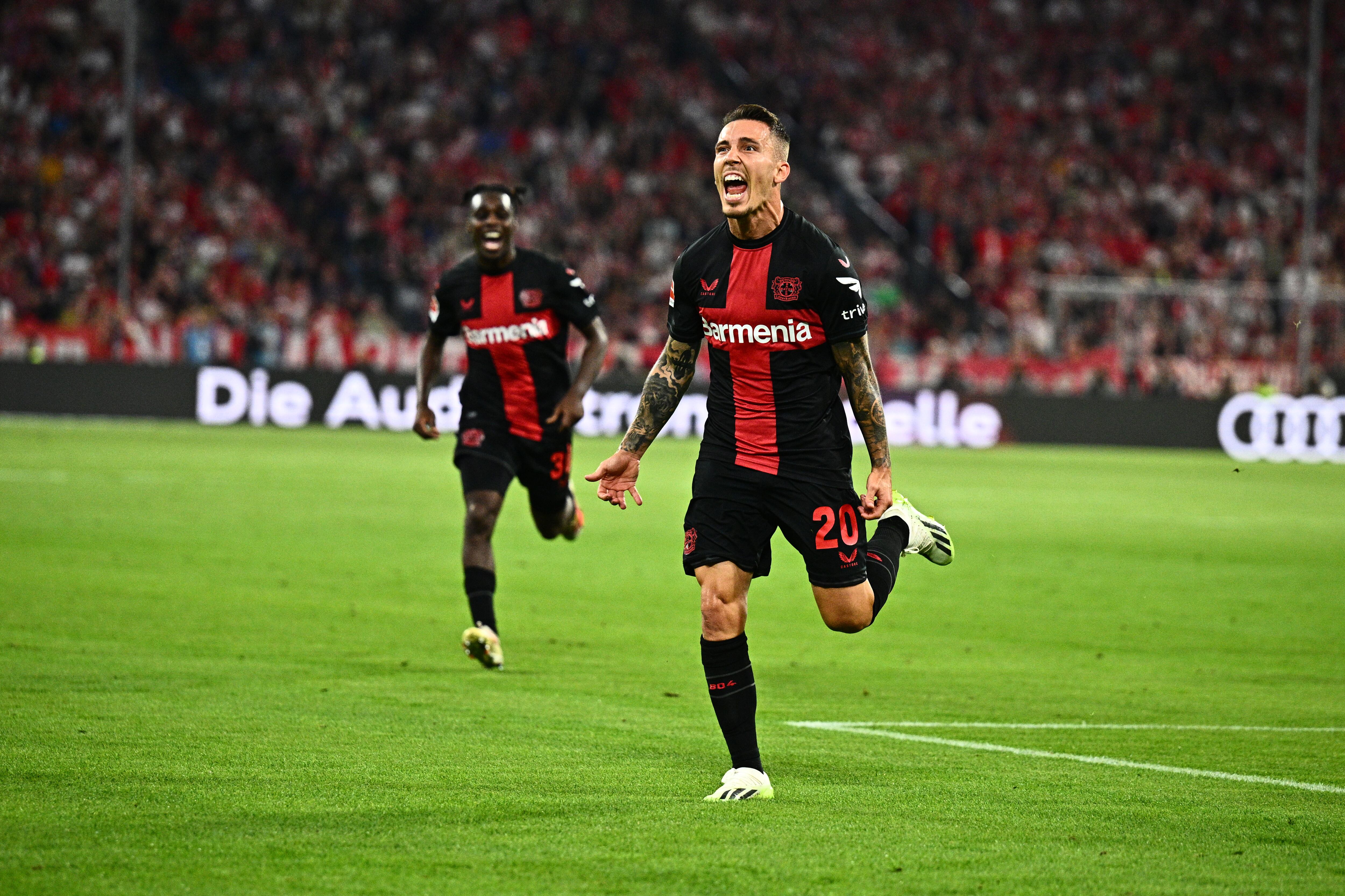 Grimaldo celebrando su gol ante el Bayern de Múnich en el encuentro correspondiente a la cuarta jornada de la Bundesliga.