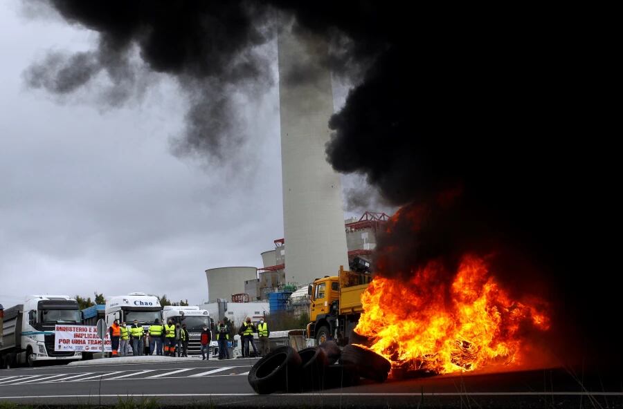 Imagen de archivo de una de las protestas de los transportistas ante la central térmica de Endesa en As Pontes en 2021 (foto: Kiko Delgado / EFE)