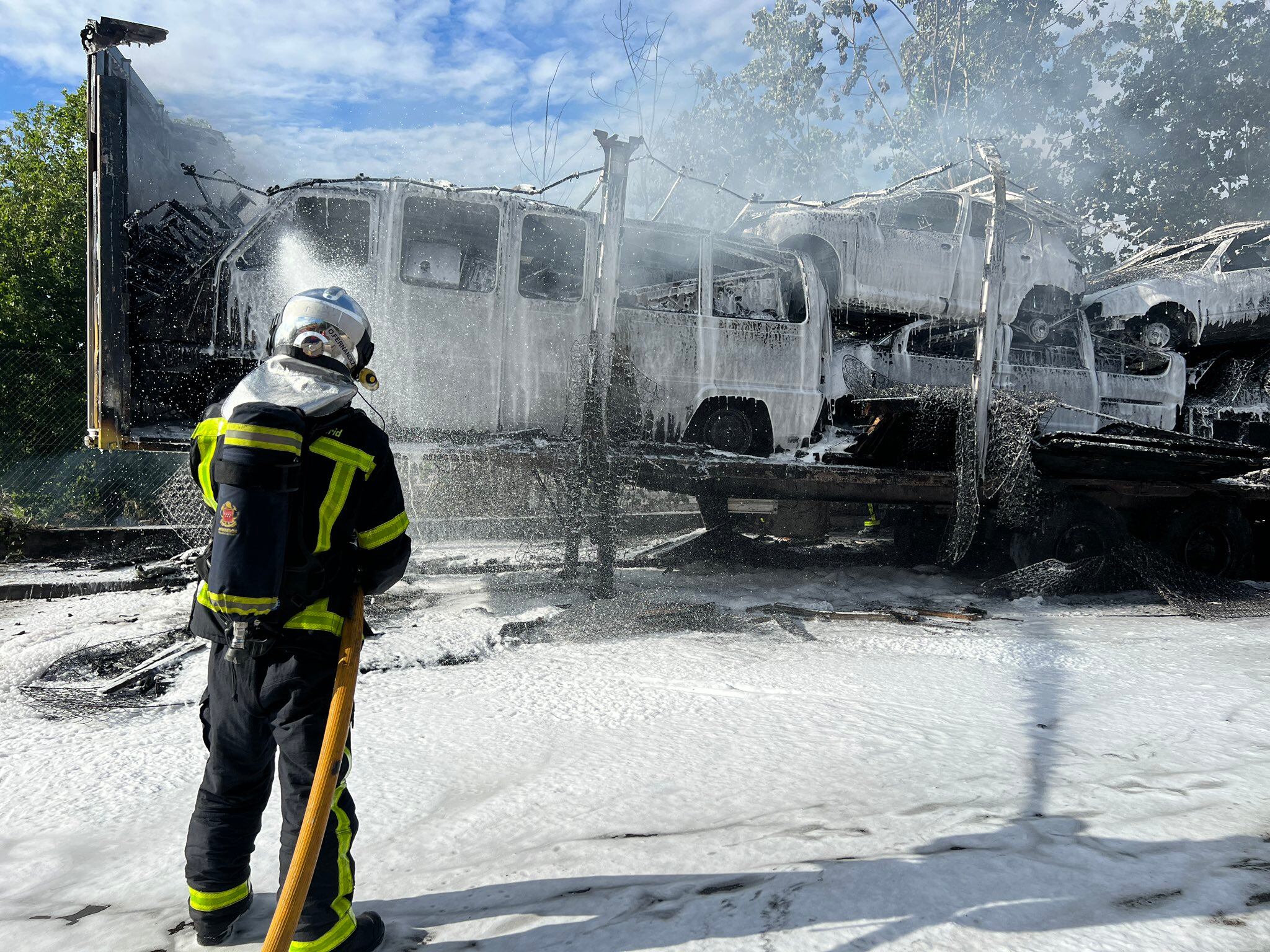 Los bomberos sofocando el incendio en el tráiler