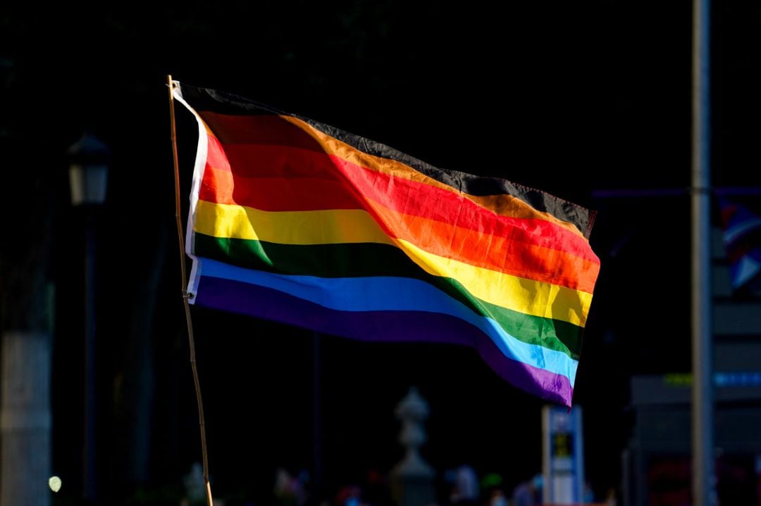 La bandera LGTBI durante una manifestación centrada en el colectivo trans, a 28 de junio de 2021, en Madrid, (España