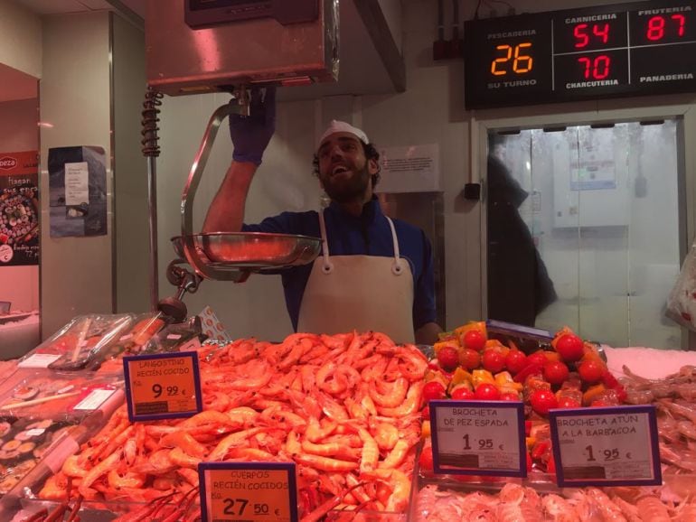 Francisco Soto en la pescadería La Carihuela de DEZA