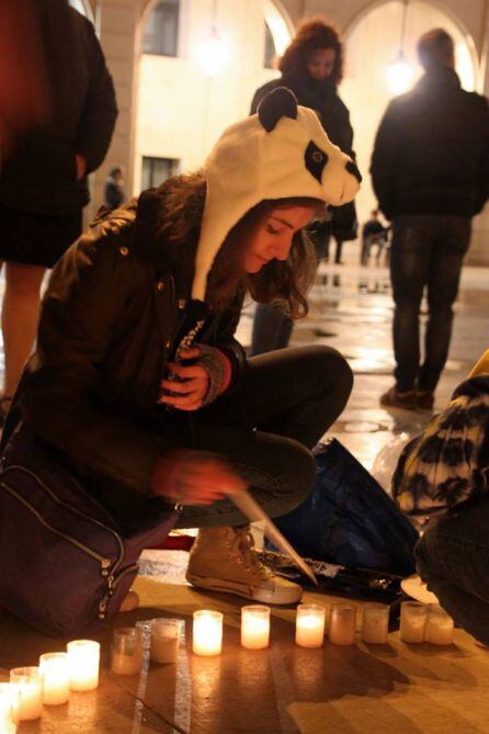 Una joven participando en La Hora del Planeta de 2017 en Alicante