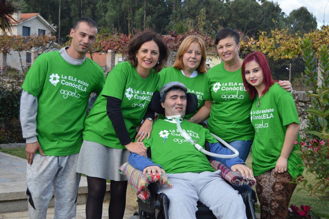 José Manuel Pereira, Nel, en silla de ruedas junto a familaires y miembros del gobierno local de Tomiño. 