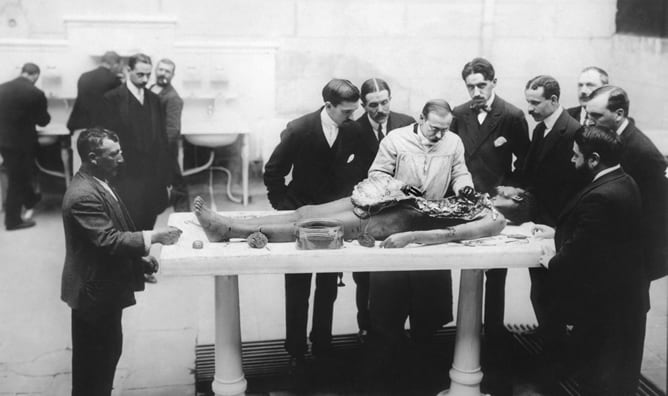 El doctor Gustavo Pittaluga practicando una autopsia en presencia, entre otros de Teófilo Hernando y Gregorio Marañón, hacia 1910