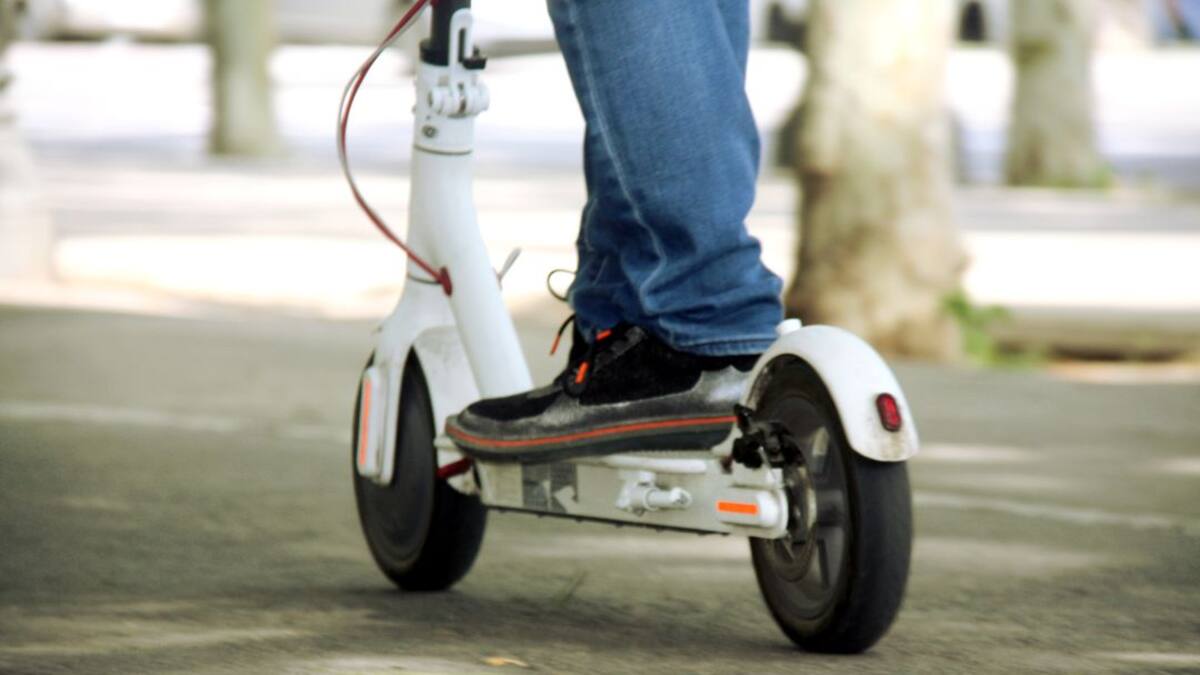 Proliferen a Lleida repartidors de menjar a domicili en patinet elèctric