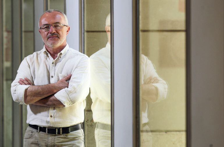 GRA123. VALENCIA, 14/06/2015.- El secretario general de Podemos en la Comunitat Valencia, Antonio Montiel, posa tras la entrevista con la Agencia EFE en la que ha asegurado que su partido es &quot;la mejor garantía de estabilidad&quot; de un gobierno autonómico de progreso. EFE/Manuel Bruque