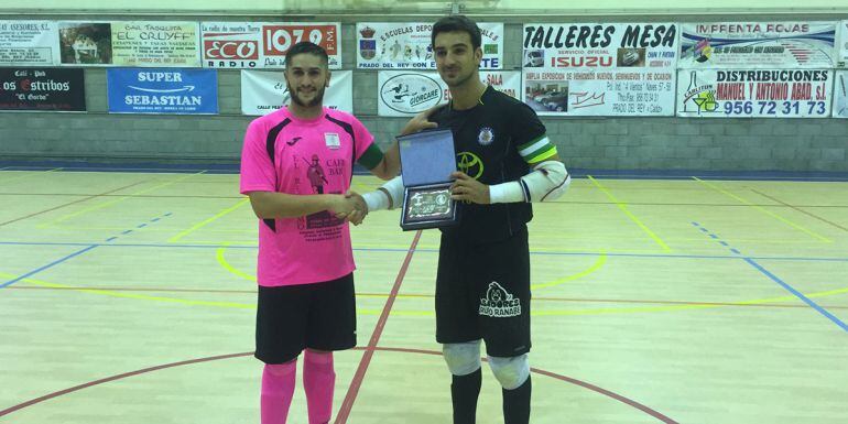 Los dos capitanes del equipo antes de comenzar el partido