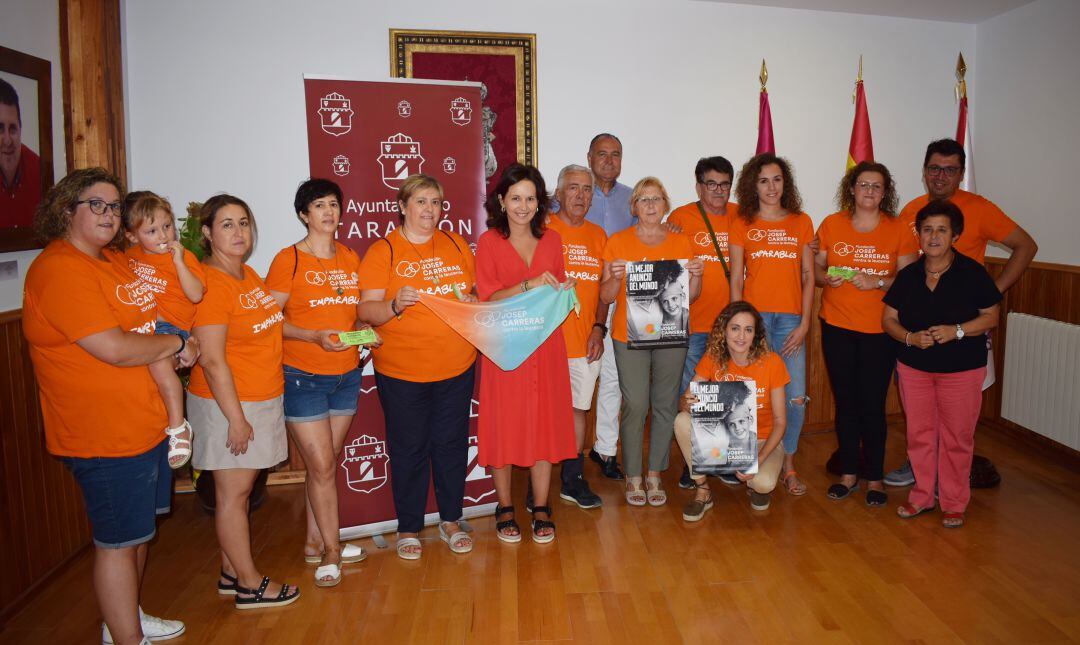 Momento de la presentación con miembros de la delegación, concejales y Alcalde