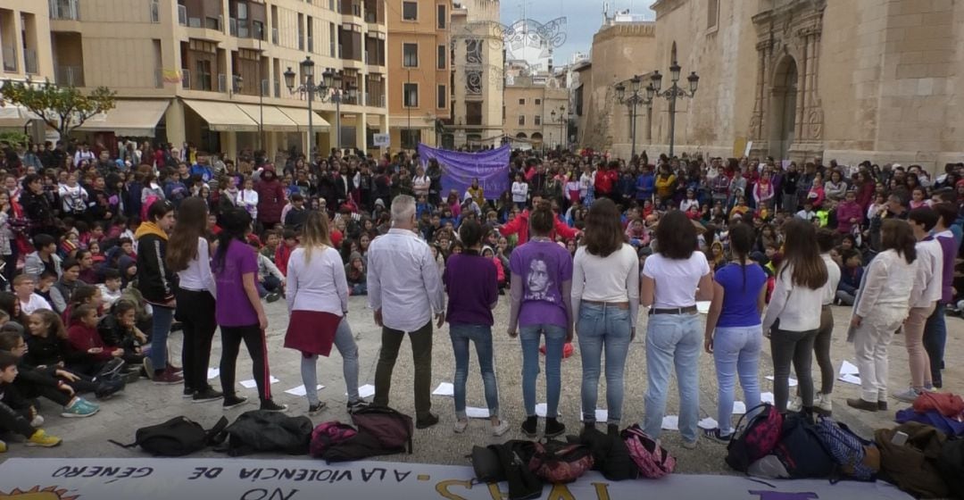 Estudiantes de 24 centros educativos de Elche rechazan la violencia de género