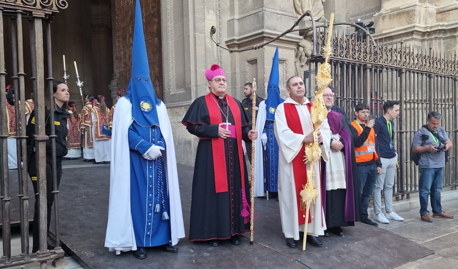 El arzobispo de Granada, José María Gil Tamayo, recibe a las cofradías el Domingo de Ramos a las puertas de la Catedral