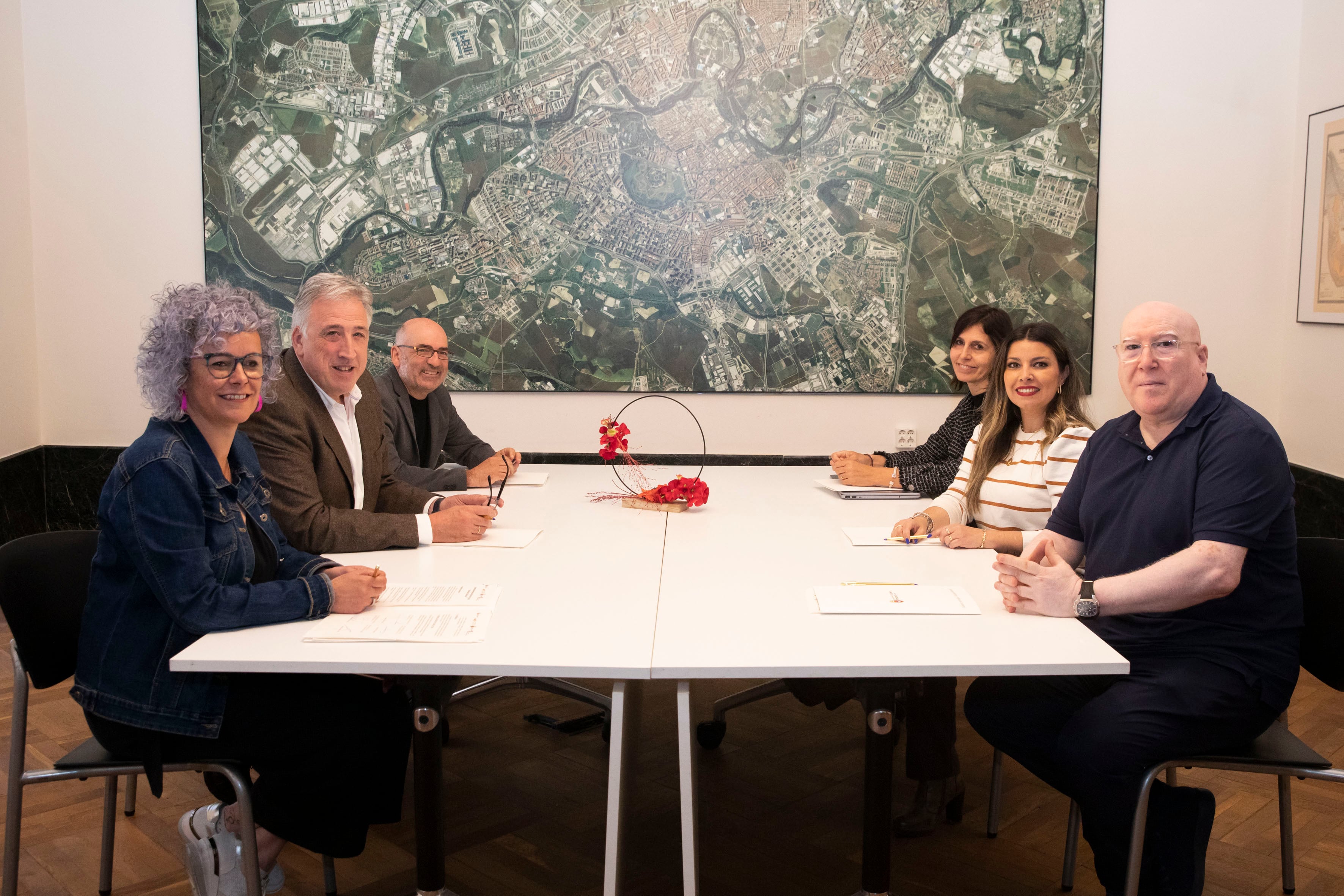 Alcaldes de Pamplona, Burlada, Valle de Egüés y Burlada reunidos en el Ayuntamiento de Pamplona para hablar del futuro del barrio de Erripagaña.