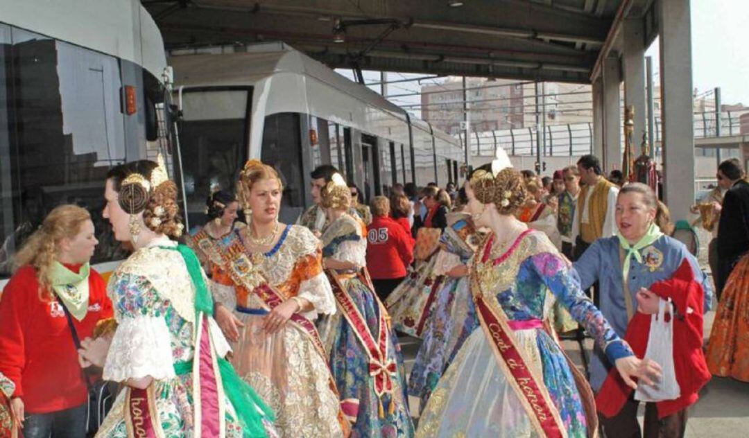 Foto de archivo Fallas 2017, falleras subiendo al tranvía