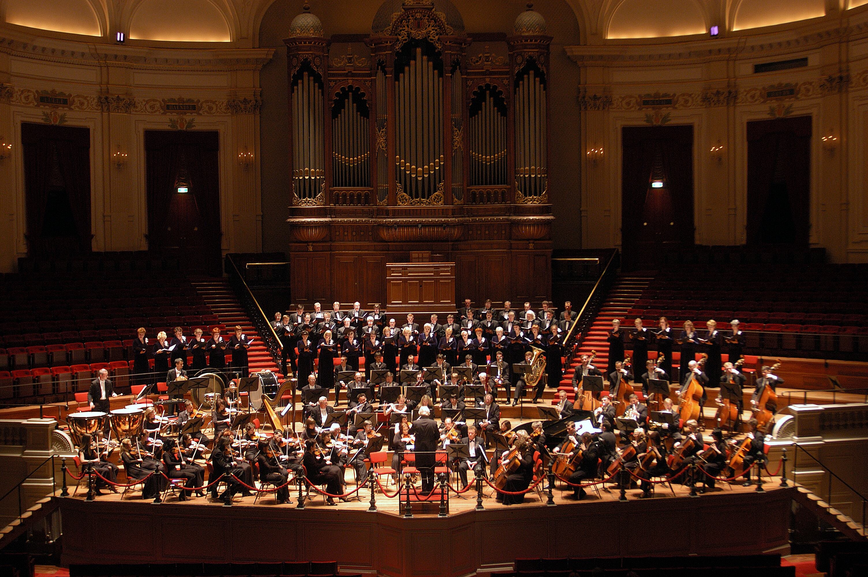 El día 8 de abril Carmina Burana, Orff y Réquiem, Mozart, con la Orquesta Filarmónica de Minsk y Coro de la Filarmónica de Chisináu.