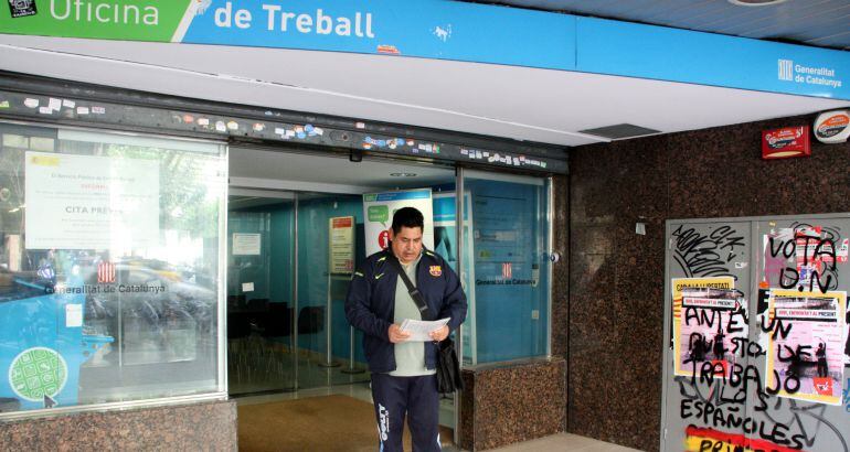 Un ciutadà; a la sortida del Servei d'Ocupació de Catalunya consultant uns papers