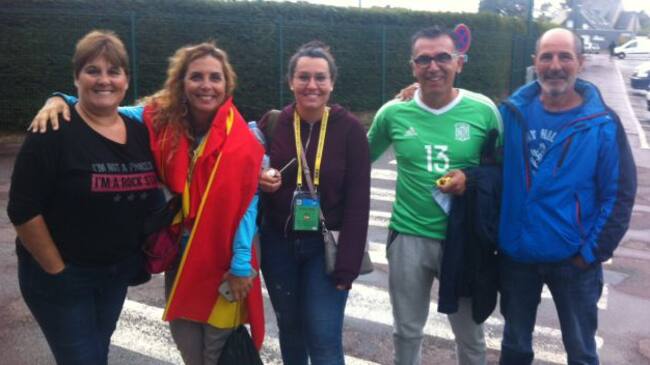 Familiares de las jugadoras que las están acompañado