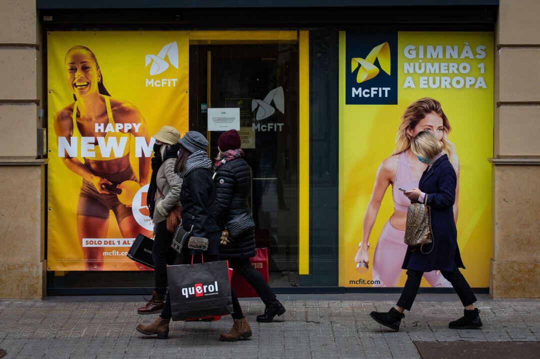Varias personas pasan ante un gimnasio