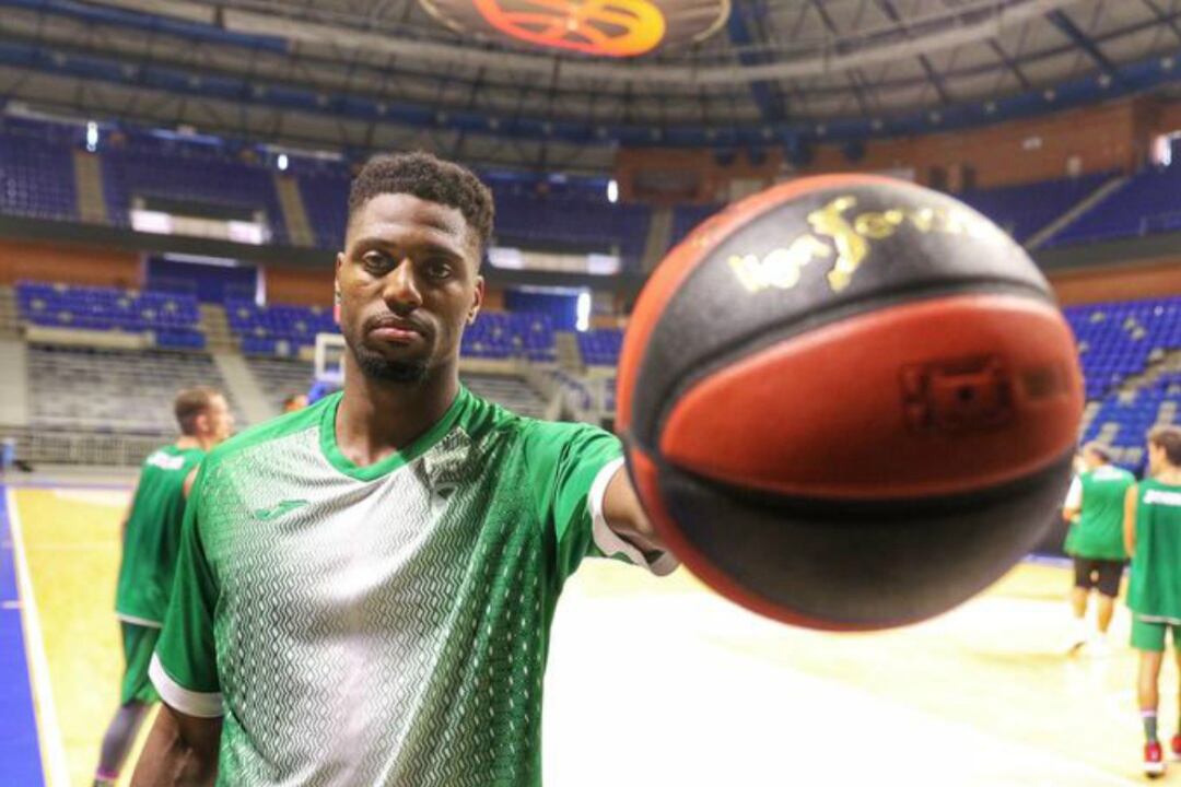 Ejim posa como nuevo jugador del Unicaja, tras incorporarse a los entrenamientos