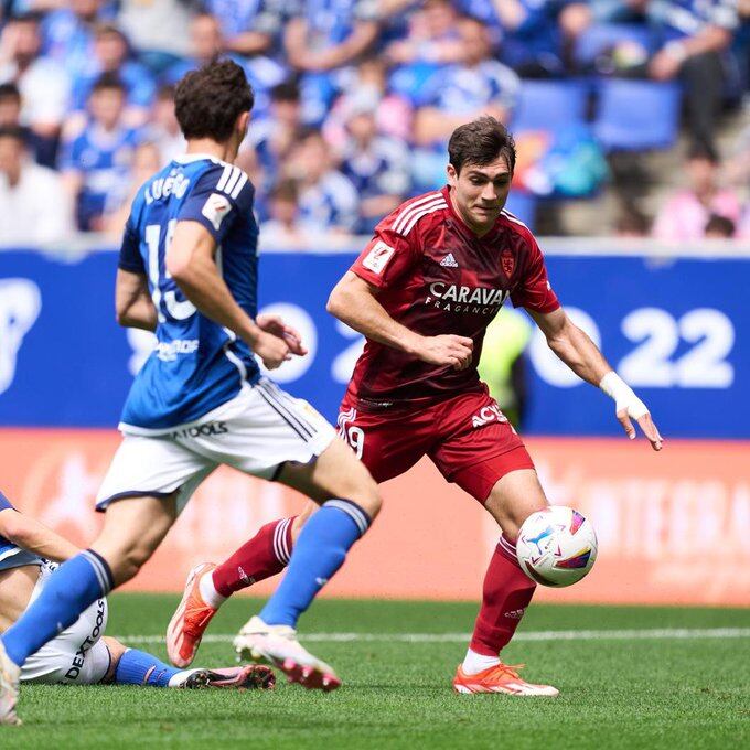 Iván Azón pugna por la pelota en el Carlos Tartiere