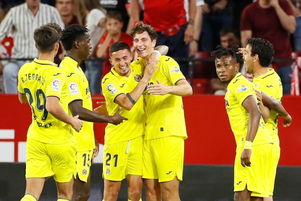 Sevilla, 23/04/2023.- Los jugadores del Villarreal celebran el gol marcado por su compañero, Pau Torres (C) ante el Sevilla, el primero del equipo, durante el encuentro correspondiente a la jornada 30 de primera división que disputan hoy domingo frente al Sevilla en el estadio Sánchez Pizjuán, en Sevilla. EFE/José Manuel Vidal.
