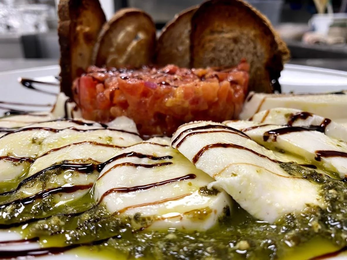 Uno de los platos del restaurante La Bodega del Bandolero en Júzcar (Málaga)