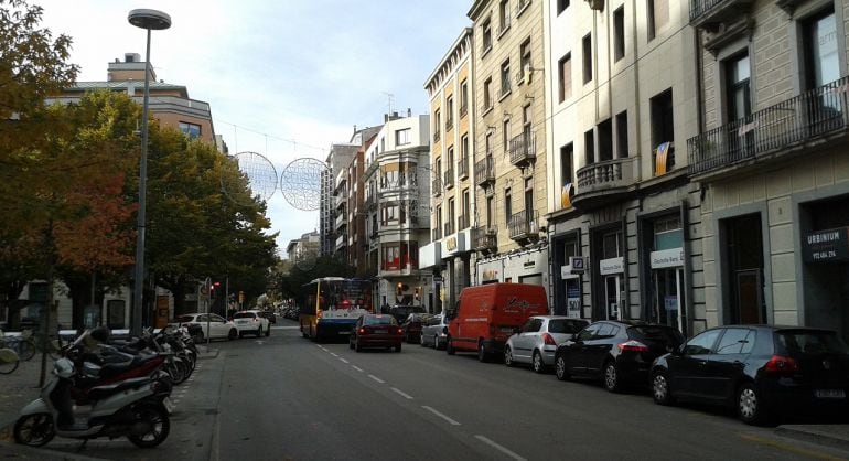 Plaça Marquès de Camps amb el carrer Santa Eugènia al fons.