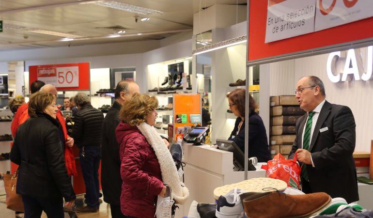 La Comunidad de Madrid invita a los consumidores a defender sus derechos también en las rebajas