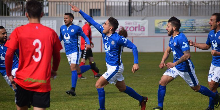 Caballero celebrando uno de sus goles en Cartaya