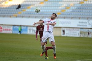 Benja baja un balón con el pecho