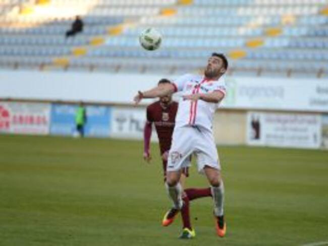 Benja baja un balón con el pecho