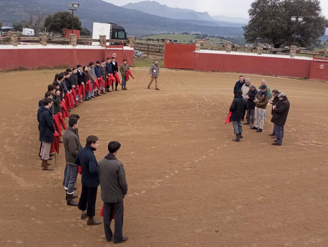 Los alumnos de la Escuela Taurina Oscense han comenzado las actividades