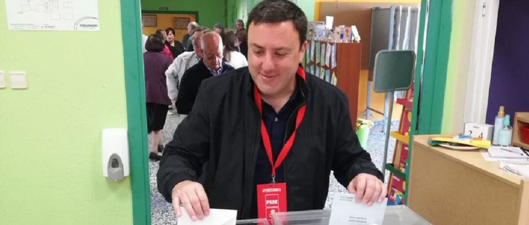 Valentín González Formoso, en el momento de la votación