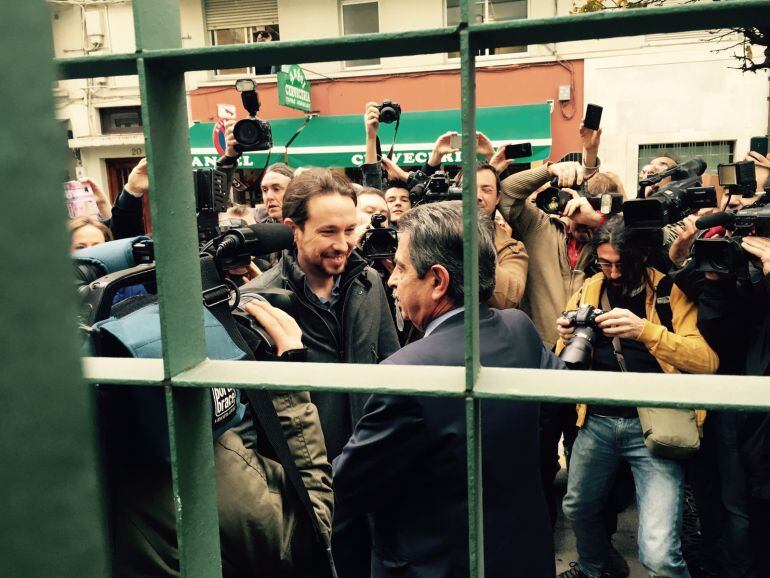 Miguel Ángel Revilla y Pablo Iglesias en la sede del Gobierno de Cantabria 