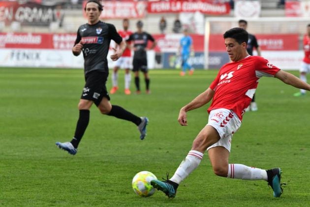 Víctor Meseguer controla un balón en el encuentro contra el Talavera de la Reina