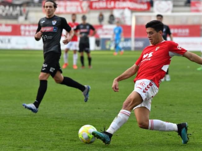 Víctor Meseguer controla un balón en el encuentro contra el Talavera de la Reina