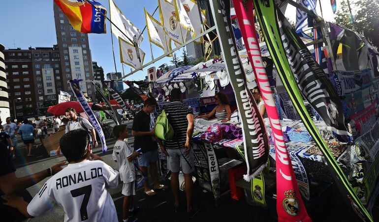 Aficionados del Real Madrid, antes del último partido de Liga en el Bernabéu ante el Celta.